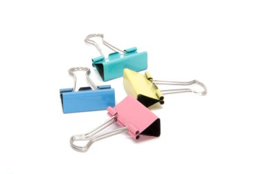 Ataş farklı renk beyaz arka plan üzerinde izole kapatmak