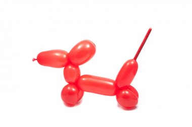 Balon kırmızı köpek üzerinde beyaz izole