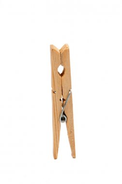 ahşap giysi üzerinde beyaz izole mandal