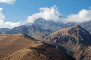 Bulutlarda inanılmaz güzel dağlar. Seyahat görünümleri