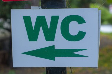 Tuvalet fotoğrafı hakkında bilgi almak için ağaçtaki levhayı işaretle.