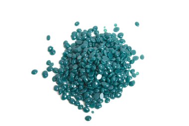 Beyaz arkaplanda tüy dökülmesi için spa cilası