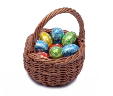 Süslü yumurtaların olduğu Paskalya sepeti.