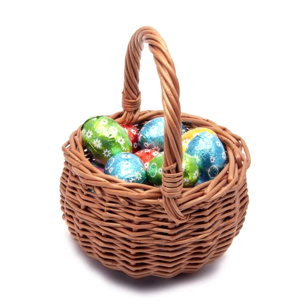 Cesta de Páscoa com ovos decorativos no branco — Fotografia de Stock