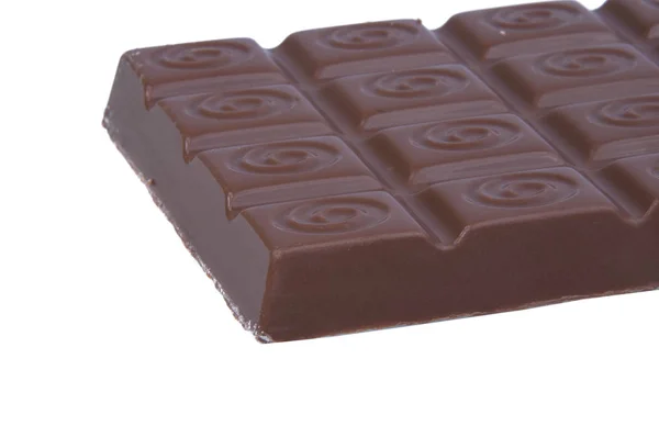 Молочный шоколад брокен изолирован на белом — стоковое фото