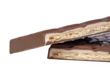 Kırık süt çikolatası beyazın üzerinde izole edilmiş.