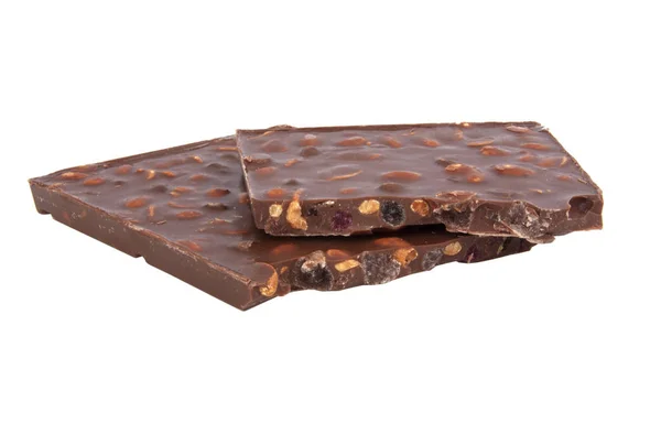 Молочный шоколад с орехами и ягодами брокен изолирован по whi — стоковое фото