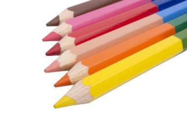 çok renkli kalemler beyaz üzerine izole edilmiş