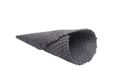 Siyah waffle külahı beyazın üzerinde izole edilmiş dondurma için.