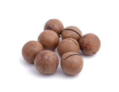 Macadamia fındığı beyaza izole edilmiş doğal yiyecekler.