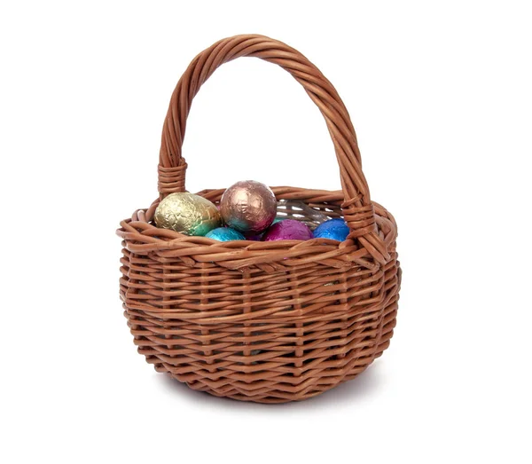 Uova di Pasqua al cioccolato in cesto di legno isolato sul bianco — Foto Stock