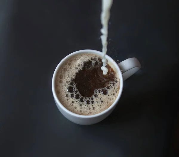 Кофе Молоком Черном Фоне — стоковое фото