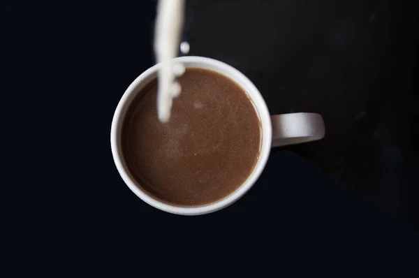 Kopi Dengan Susu Latar Belakang Hitam — Stok Foto