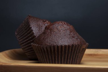 Tahta tabakta siyah çikolatalı kek.