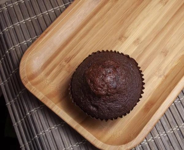 Muffin Chocolate Escuro Prato Madeira — Fotografia de Stock