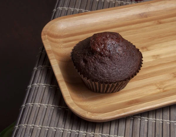 Muffin Chocolate Negro Plato Madera —  Fotos de Stock