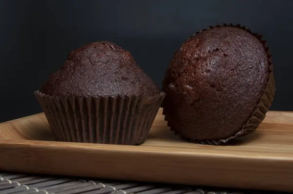 Muffin Chocolate Negro Plato Madera —  Fotos de Stock