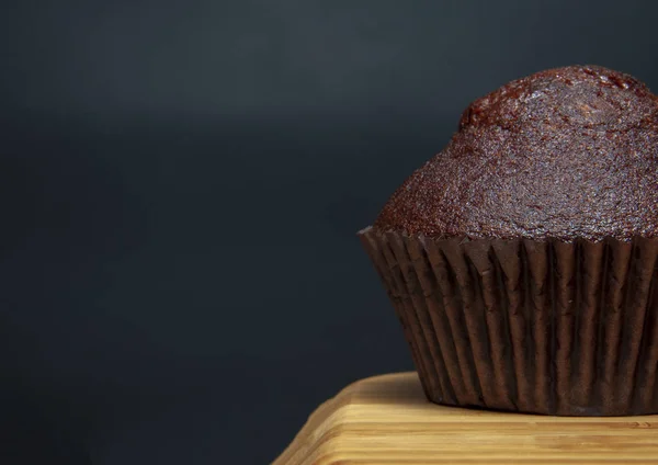 Muffin Chocolate Negro Plato Madera —  Fotos de Stock