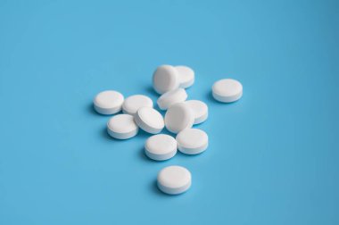 mavi arkaplanda virüs için hap ya da tabletler