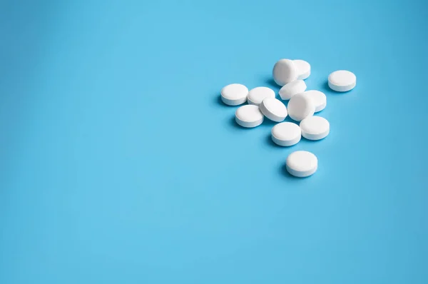 Pílulas Whte Comprimidos Para Vírus Fundo Azul — Fotografia de Stock