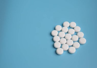 mavi arkaplanda virüs için hap ya da tabletler