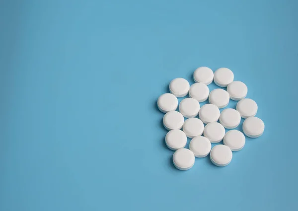 Pílulas Whte Comprimidos Para Vírus Fundo Azul — Fotografia de Stock