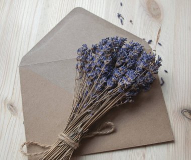 Ahşap zemin üzerinde boş alanı olan parlak lavanta