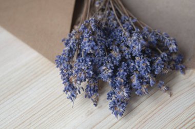 Ahşap zemin üzerinde boş alanı olan parlak lavanta