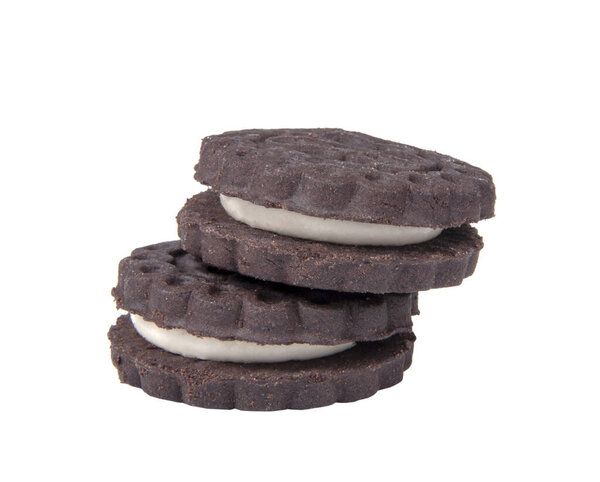 Черное печенье со сливками, изолированными на белом
