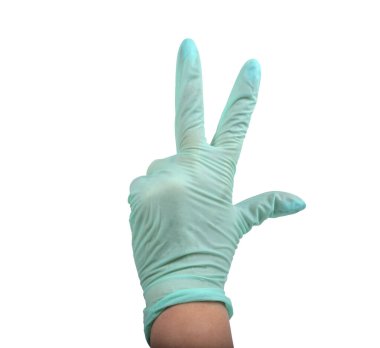 Elindeki yeşil lastik eldiven beyaza izole edilmiş.