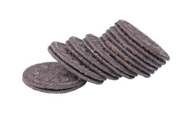 Kremalı siyah bisküviler, beyazın üstünde.