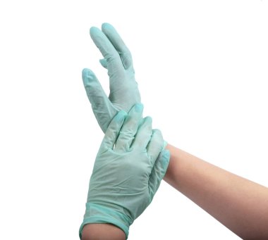 Elindeki yeşil lastik eldiven beyaza izole edilmiş.