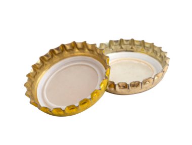 Beyaza izole edilmiş iki bronz bira mantarı.