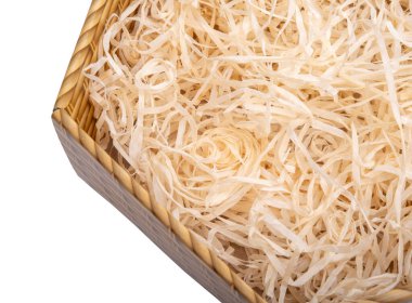 Beyaz kutunun üzerine hediyeler koymak için talaş tozu.