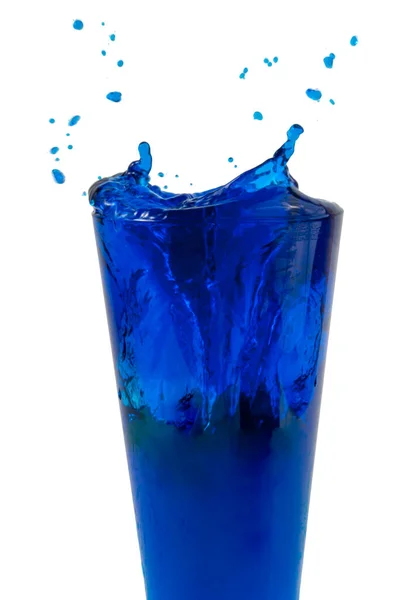 Coquetel Azul Salpicos Água Vidro Isolado Branco — Fotografia de Stock