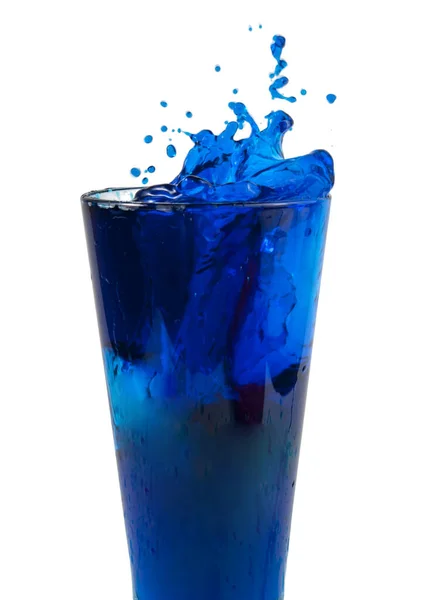 Modrý Koktejl Nebo Vodní Stříkance Skle Izolované Bílém — Stock fotografie