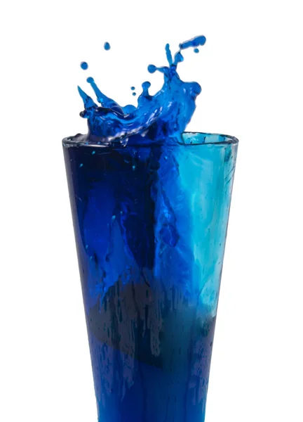 白に隔離されたガラスの中の青いカクテルや水の飛沫 — ストック写真