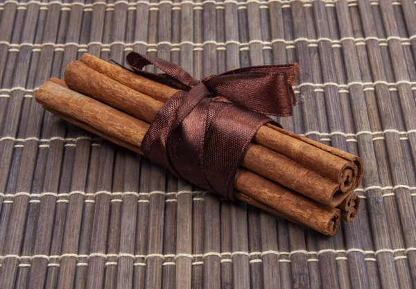 Gedroogde Kaneelstokjes Van Natuurlijke Specerijen Bamboe Mat — Stockfoto