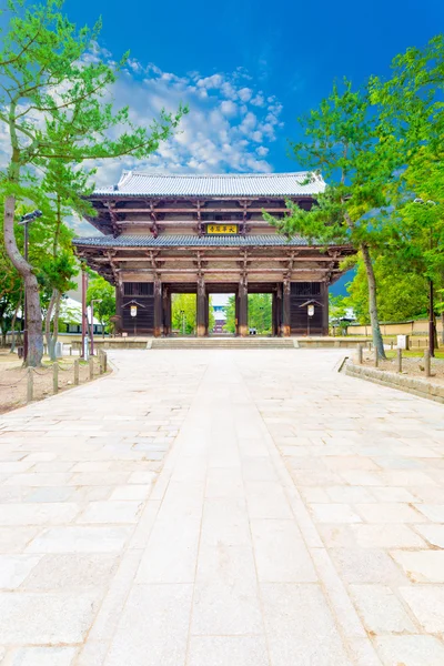 Nandaimon South Gate Todai-ji ścieżka błękitne niebo — Zdjęcie stockowe