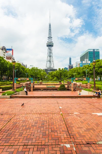 Passeio de parque de chão de tijolo torre de Tv Nagoya — Fotografia de Stock