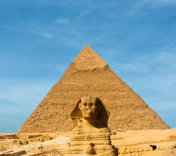 Sphinx visage pyramide khafre centré ciel bleu — Photo