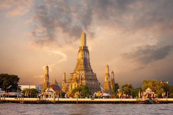 Wat Arun templo manhã Bangkok Sunrise céu vermelho — Fotografia de Stock