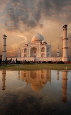 Taj Mahal'ı açık yansıma çimen günbatımı gökyüzü