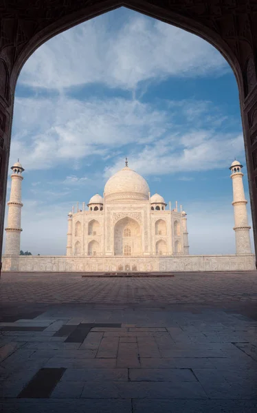 Taj Mahal'ı kapı siluet kimse mavi gökyüzü bulut — Stok fotoğraf