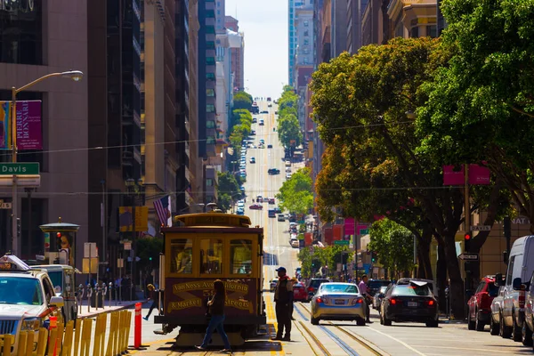 カリフォルニアストリートケーブルカーサンフランシスコ上り坂 — ストック写真