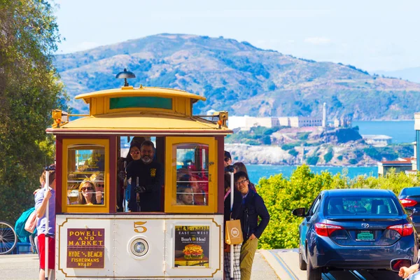 SF Top Hyde Street Cable Car, die met uitzicht op Alcatraz — Stockfoto