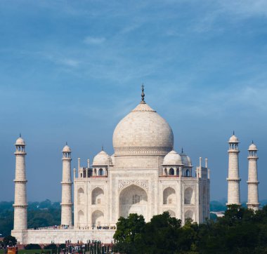 Taj Mahal'ı çok beyaz mermer mavi gökyüzü telefoto
