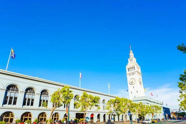 Mavi gökyüzü gün feribot Binası San Francisco açılı — Stok fotoğraf