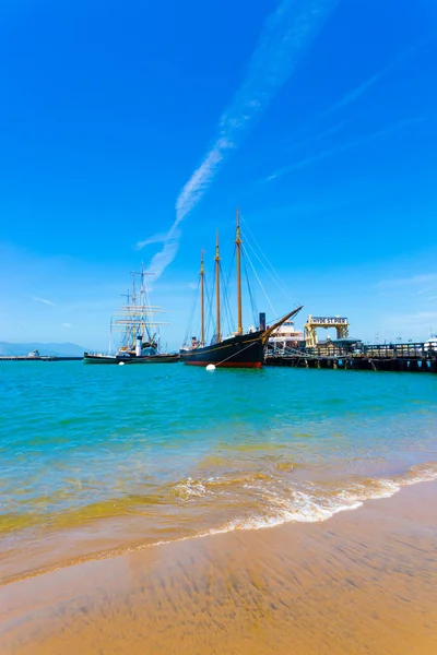 San Francisco Hyde Street Pier Beach vidvinkel V — Stockfoto