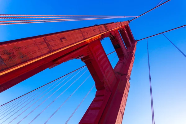 Ángulo bajo Red Golden Gate Bridge Tower Blue Sky — Foto de Stock